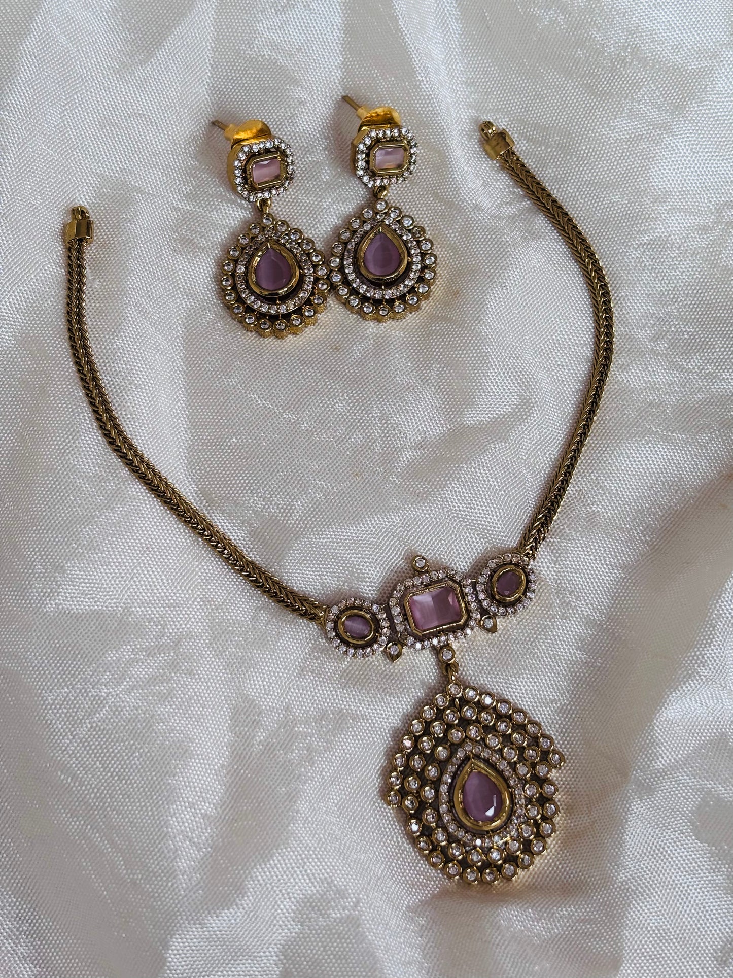Ratna Short Necklace Pink