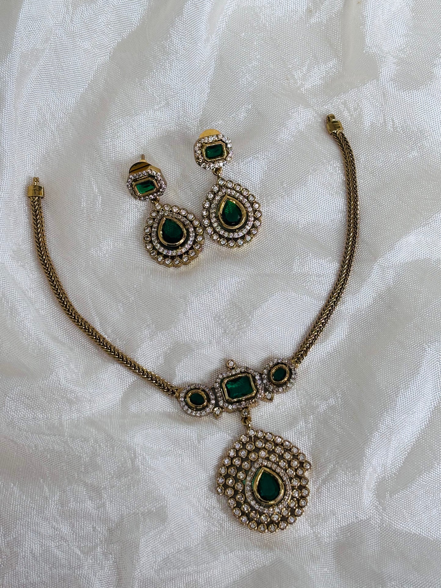 Ratna Short Necklace Green