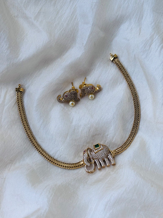 Airavath Short Necklace Green Stone