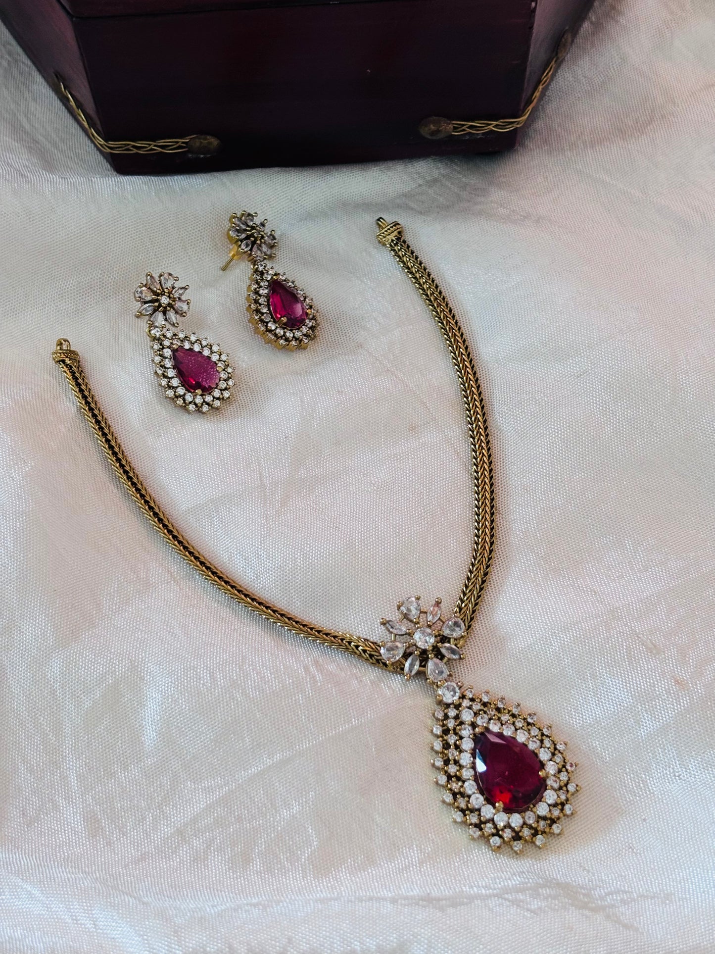 Manikya Teardrop Set