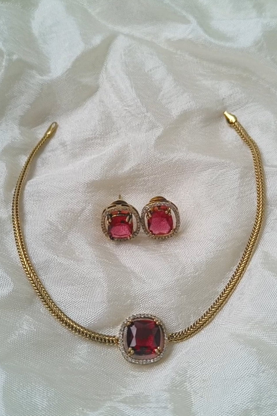 Thaara Short Necklace Red